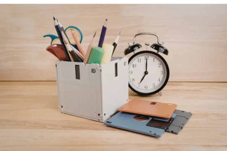 Minimalist Homeschooling: Teaching Kids With Fewer Books, Fewer Supplies, Less Stress